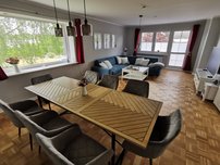  Ferienhaus auf Rügen in Schaprode am Hafen - Rügenferienhaus Wohnung 1 Wohnzimmer mit Esstisch