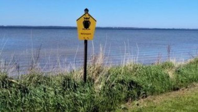 Urlaub auf Rügen gelbes Schild am Strand