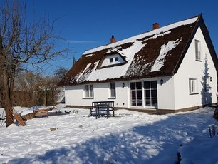 Reetdachhaus Ferienwohnung Reethaus Lütt Außenhof im Winter