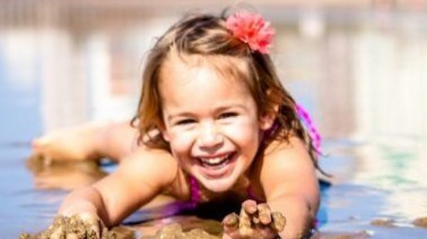 Familienuralub auf Rügen Kind spielt am Strand