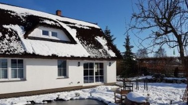 Urlaub auf Rügen Reetferienhaus vorn im Winter