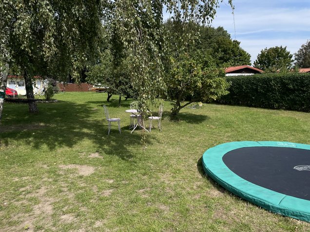  Ferienhaus auf Rügen in Schaprode am Hafen - Rügenferienhaus Wiese mit Trampolin